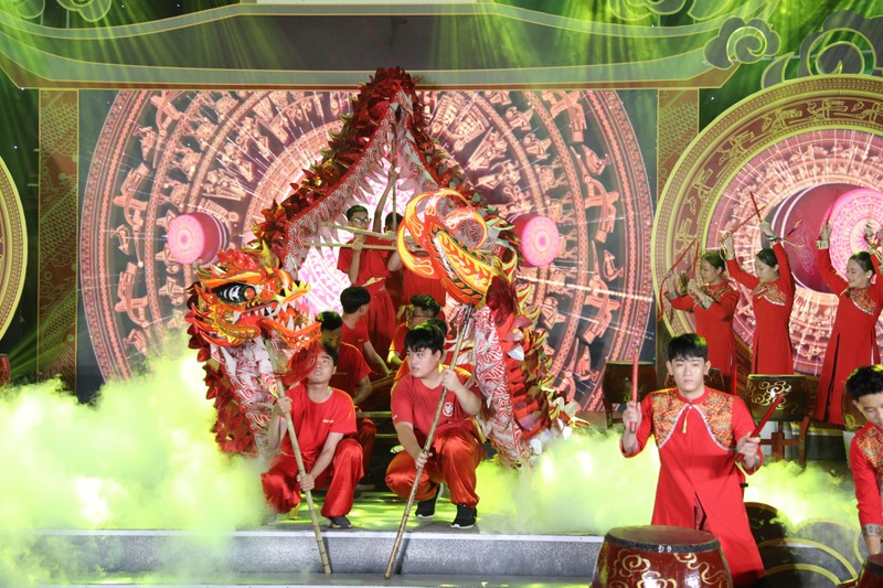 Biểu diễn nghệ thuật nhân dịp Lễ hội truyền thống kỷ niệm 995 năm Hội thề Đồng Cổ.