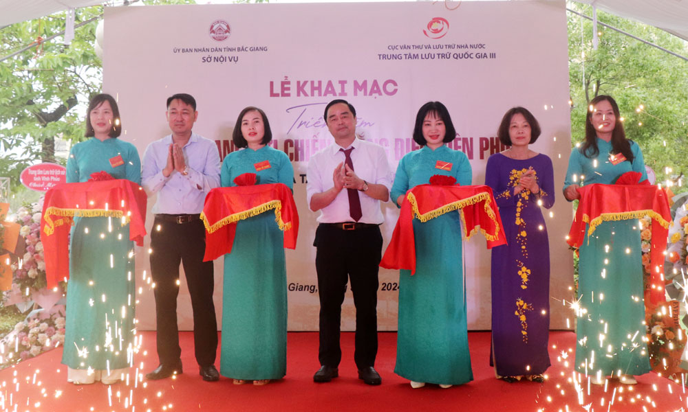 Các đại biểu cắt băng khai mạc triển lãm.