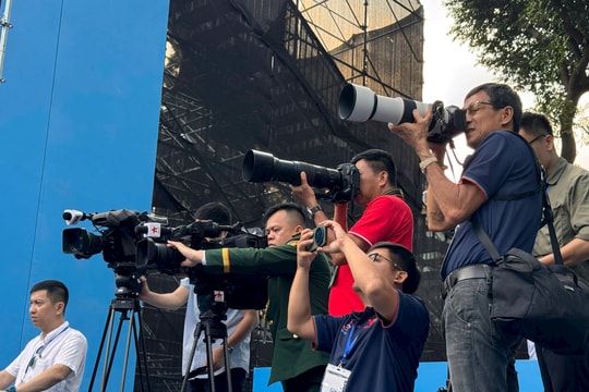 Lực lượng 'binh chủng báo chí' tận tuỵ cống hiến cho Đại lễ 30/4