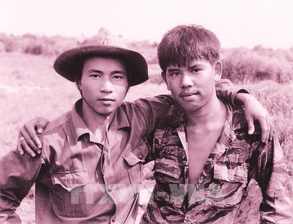 Bức ảnh lịch sử mang tên “Hai người lính” chụp tại Long Quang, Quảng Trị mùa xuân năm 1973. Ảnh: Chu Chí Thành