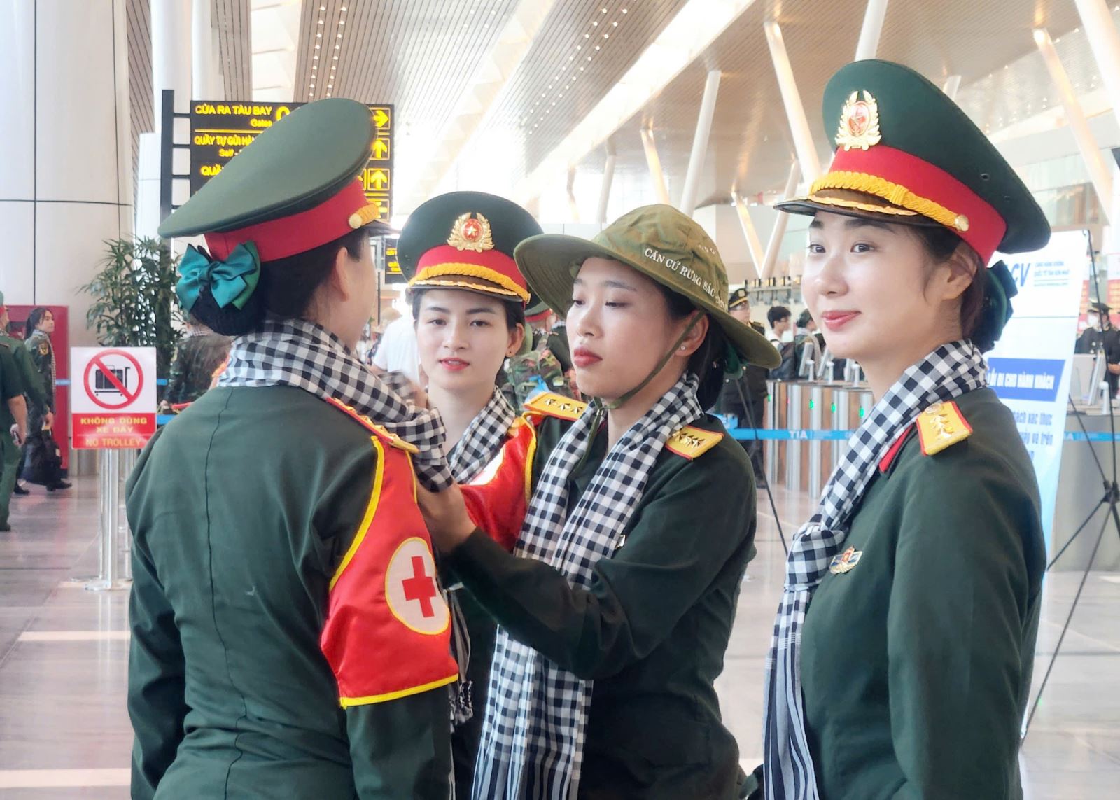 Món quà là những chiếc khăn rằn của bà con miền Nam được các chiến sĩ mang theo khi rời TP Hồ Chí Minh.