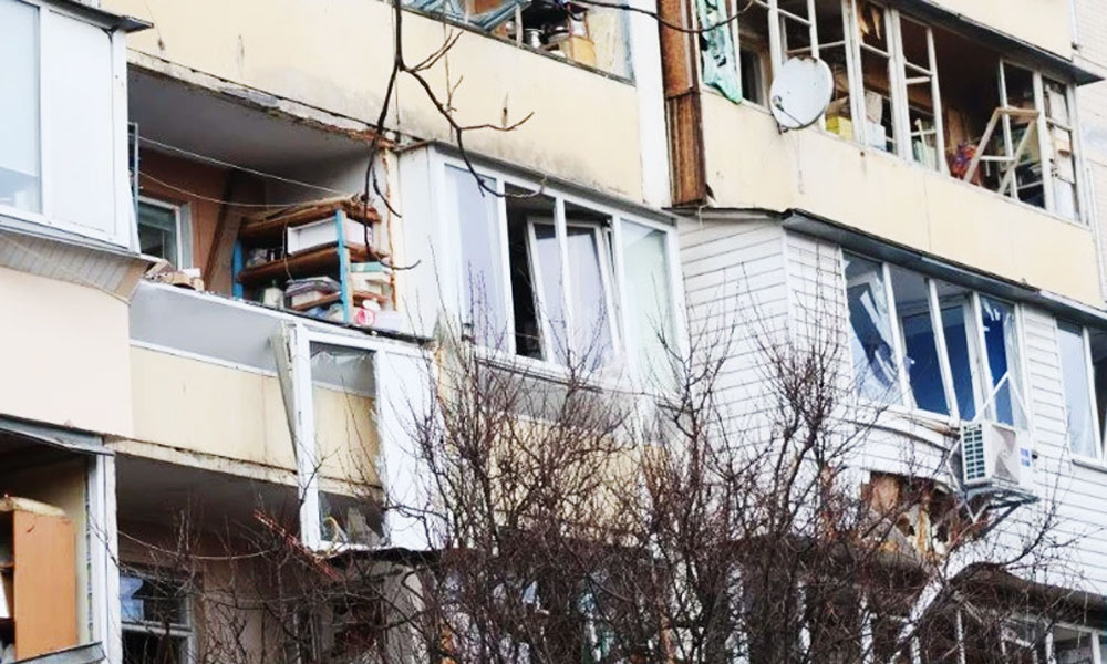 Một tòa nhà bị phá hủy trong một vụ tấn công tên lửa ở Kiev, Ukraine.