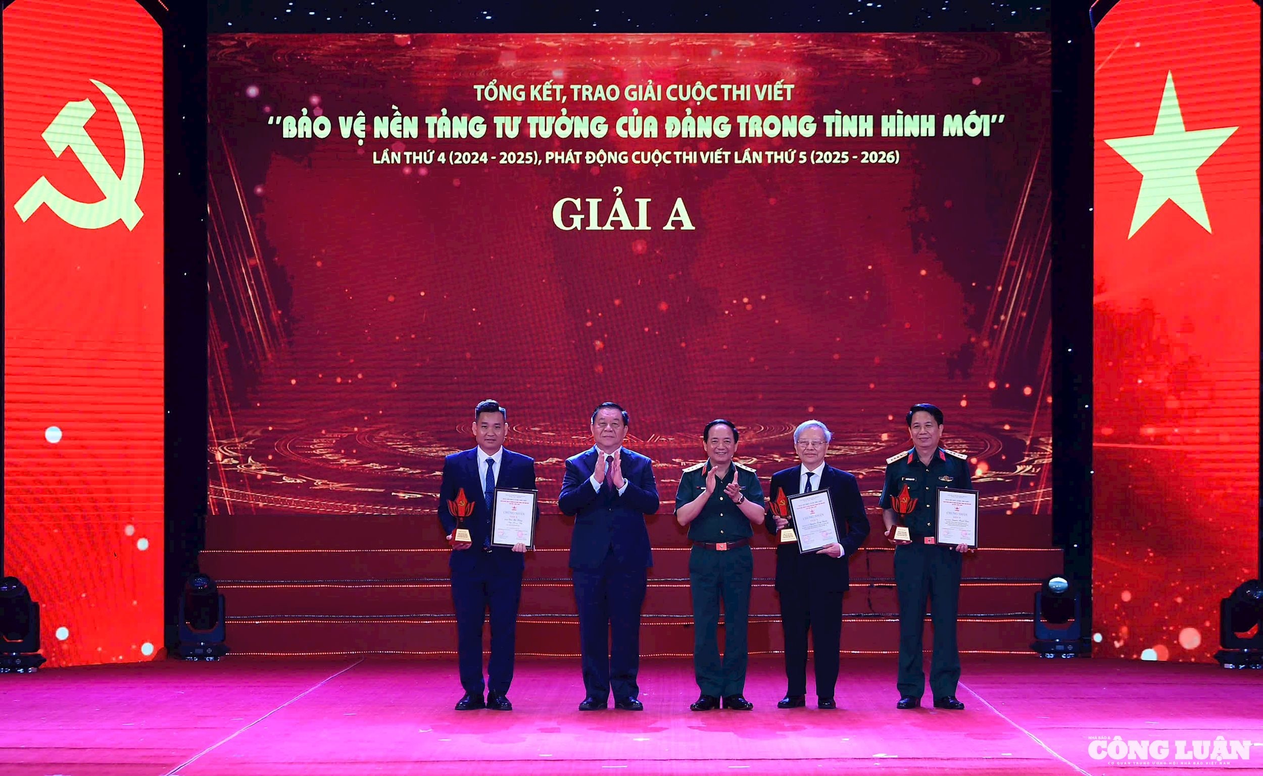 Đồng chí Nguyễn Trọng Nghĩa - Ủy viên Bộ Chính trị, Bí thư Trung ương Đảng, Trưởng ban Tuyên giáo và Dân vận Trung ương và Thượng tướng Trịnh Văn Quyết - Bí thư Trung ương Đảng, Ủy viên Thường vụ Quân ủy Trung ương, Chủ nhiệm Tổng cục Chính trị QĐND Việt Nam trao Giải A cho các tác giả đạt giải.
