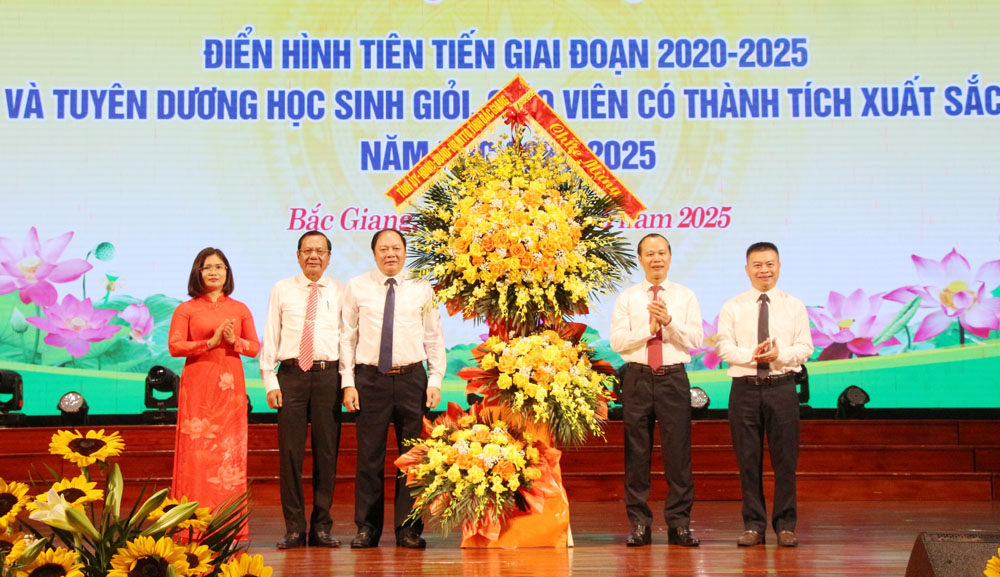 Đồng chí Mai Sơn tặng hoa chúc mừng Sở Giáo dục và Đào tạo.