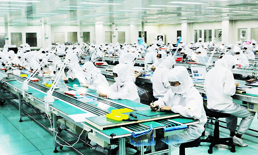 Sản xuất thiết bị điện tử tại Công ty trách nhiệm hữu hạn Hosiden Việt Nam (Khu công nghiệp Quang Châu). Ảnh: Đỗ Quyên.