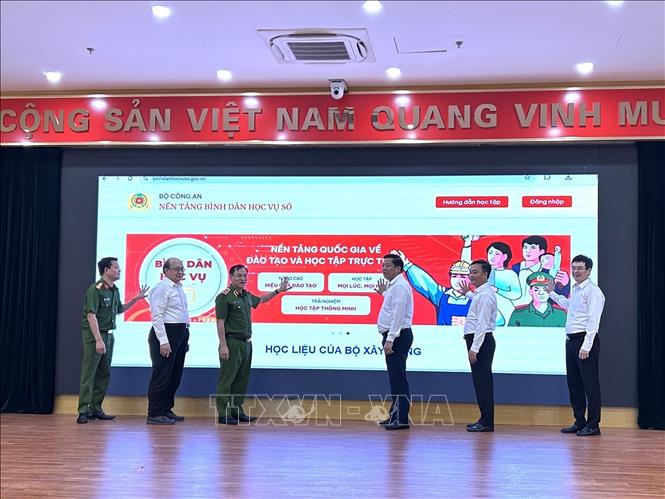 Bộ trưởng Bộ Xây dựng Trần Hồng Minh, Thứ trưởng Bộ Công an Nguyễn Văn Long và các đại biểu tiến hành nghi thức ra mắt trang thông tin Bình dân học vụ số Bộ Xây dựng.