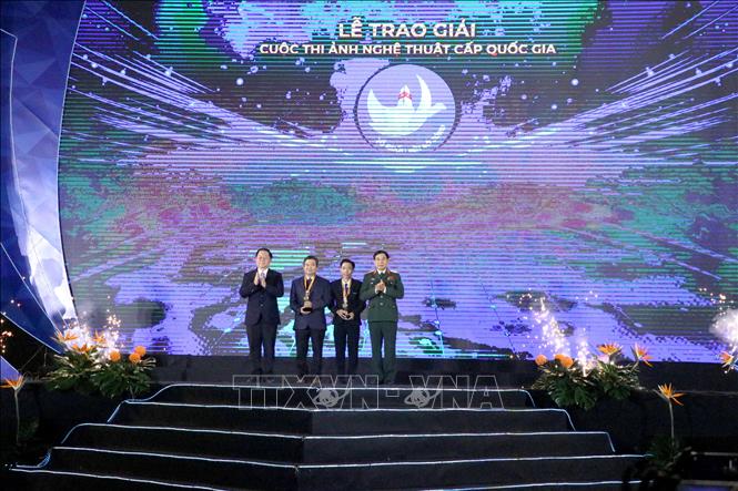 Ban tố chức trao giải Nhất cho các tác giả tại Lễ trao giải Cuộc thi và Triển lãm ảnh nghệ thuật cấp quốc gia về đề tài biển, đảo quê hương với tên gọi “Tổ quốc bên bờ sóng” lần thứ hai, tối 18/12/2023. Ảnh: Hoàng Ngọc/TTXVN