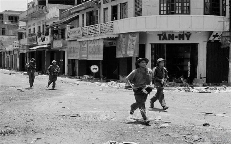 Quân giải phóng tiến vào giải phóng thị xã Quảng Trị. Ảnh: Tư liệu TTXVN