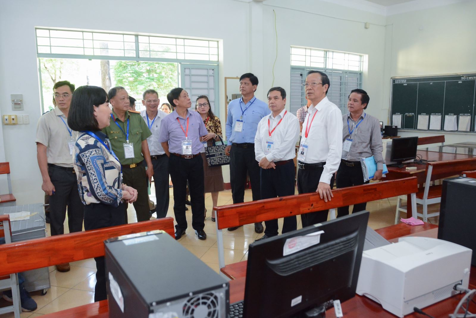 Thứ trưởng Bộ GD&ĐT Phạm Ngọc Thưởng kiểm tra tại điểm thi Trường THPT Trấn Biên, Đồng Nai. Ảnh: TH