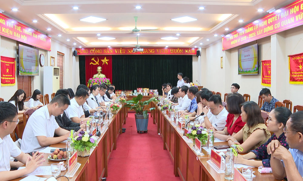 
Quang cảnh buổi làm việc.