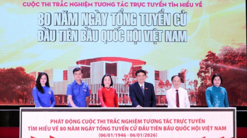 Phó Chủ tịch Quốc hội Nguyễn Thị Thanh (thứ 3 từ trái qua) cùng đại diện lãnh đạo các ban, bộ, ngành, đoàn thể và đại diện tuổi trẻ cả nước thực hiện nghi thức phát động Cuộc thi.