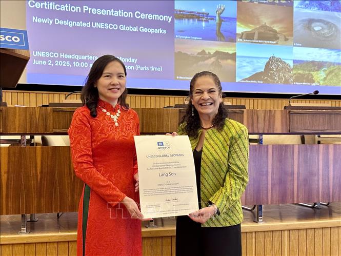 Trợ lý Tổng Giám đốc UNESCO phụ trách Khoa học tự nhiên Lidia Brito trao cho Đại sứ Nguyễn Thị Vân Anh, Trưởng Phái đoàn thường trực Việt Nam bên cạnh UNESCO, Bằng công nhận trao Công viên địa chất Lạng Sơn của Việt Nam là Công viên địa chất toàn cầu UNESCO.