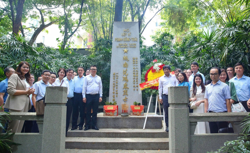 Đoàn Hội Nhà báo Việt Nam dâng hương, dâng hoa tưởng niệm liệt sĩ Phạm Hồng Thái ở nghĩa trang Hoàng Hoa Cương.