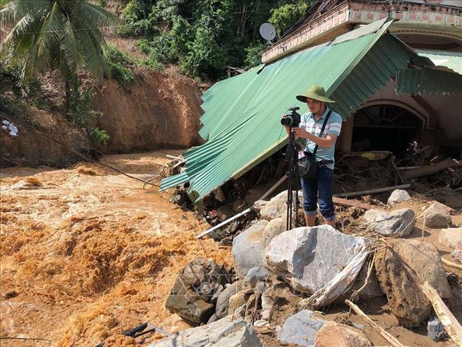 Phóng viên Cơ quan thường trú TTXVN tại Nghệ An Nguyễn Văn Tý ghi hình lũ quét tại huyện Kỳ Sơn (Nghệ An), tháng 10/2022. Ảnh: TTXVN