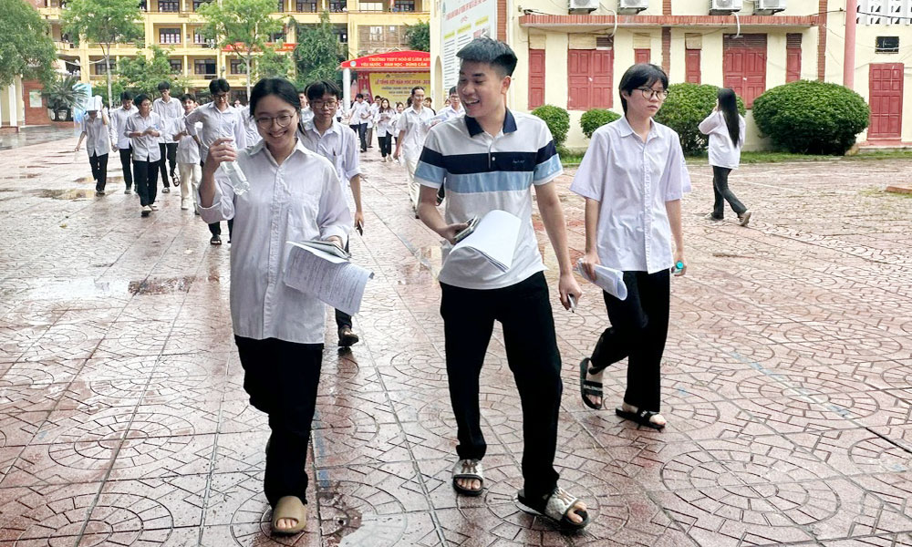 Thí sinh thi theo chương trình giáo dục phổ thông 2018 hoàn thành kỳ thi tốt nghiệp tại điểm thi Trường Trung học phổ thông Ngô Sĩ Liên (thành phố Bắc Giang).