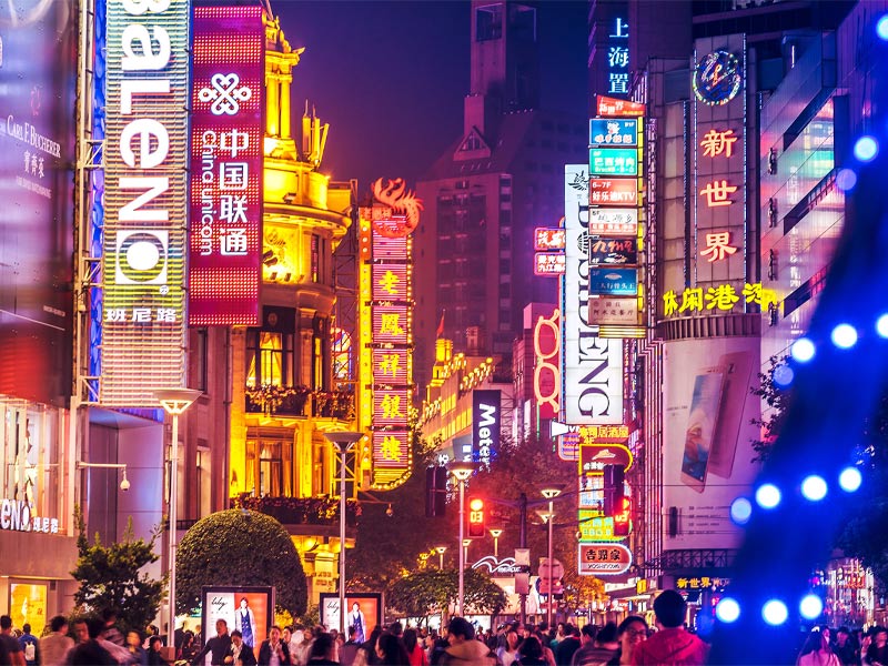 Phố mua sắm dành cho người đi bộ trên đại lộ Nam Kinh, Thượng Hải, Trung Quốc. Ảnh: Unsplash