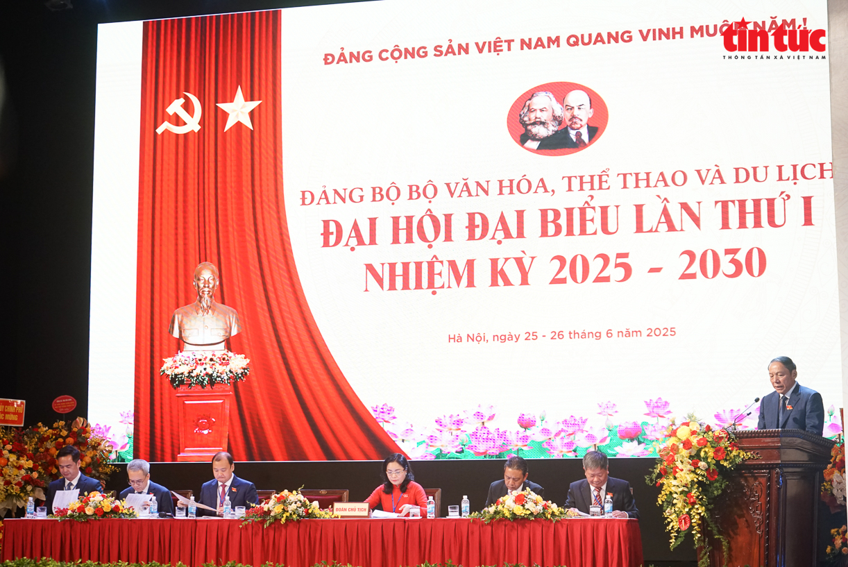 Phó Thủ tướng Chính phủ Mai Văn Chính tặng hoa chúc mừng Đại hội Đảng bộ Bộ Văn hóa, Thể thao và Du lịch lần thứ nhất, nhiệm kỳ 2025 - 2030.