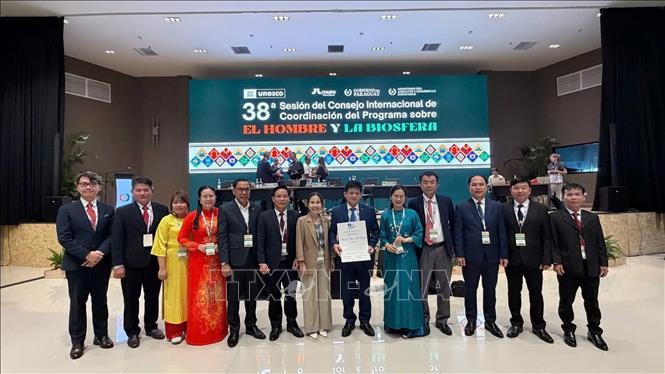Lãnh đạo tỉnh Quảng Trị và Ban quản lý Vườn quốc gia Phong Nha - Kẻ Bàng đón nhận Giấy chứng nhận Phong Nha – Kẻ Bàng là Khu Dự trữ sinh quyển thế giới. Ảnh: TTXVN phát