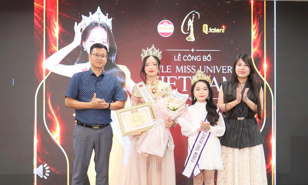 Đại diện Ban Tổ chức trao hoa và Giấy chứng nhận cho đại diện Việt Nam tham gia Little Miss Universe 2026.