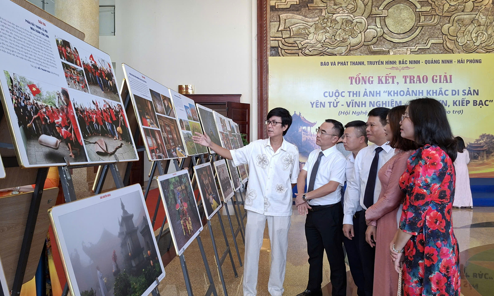 
Nghệ sĩ Giang Sơn Đông giới thiệu bộ ảnh giành giải Nhất được trưng bày tại Lễ tổng kết, trao giải cuộc thi ảnh 