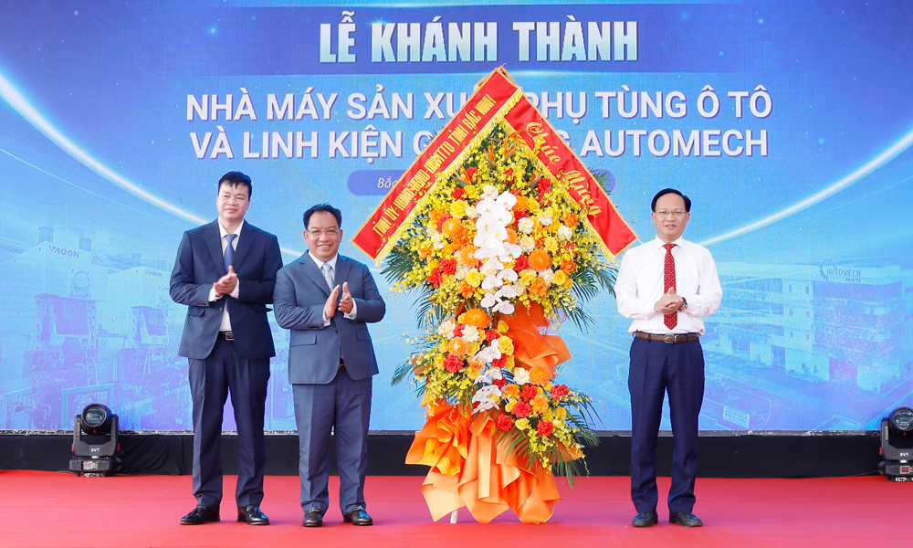 Đồng chí Phạm Văn Thịnh tặng lẵng hoa chúc mừng.