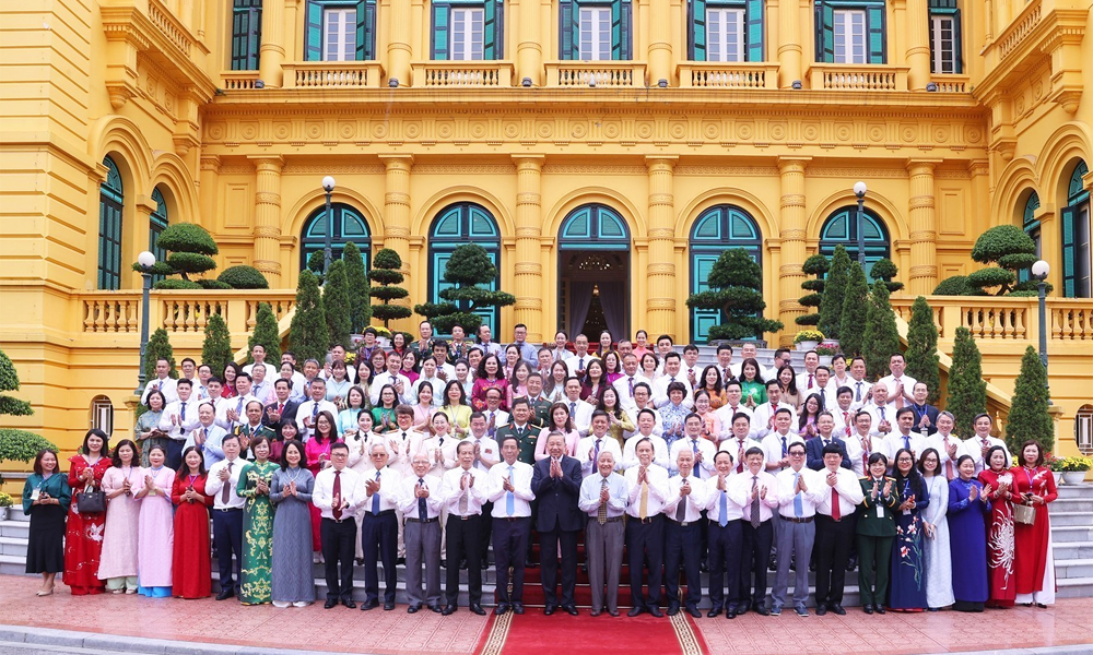 
Tổng Bí thư, Chủ tịch nước Tô Lâm chụp ảnh chung với các nhà báo tiêu biểu.
