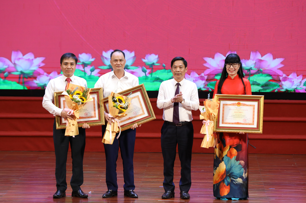 
Thừa ủy quyền, đồng chí Nguyễn Anh Tuấn trao Bằng khen của Thủ tướng Chính phủ cho các cá nhân tiêu biểu.