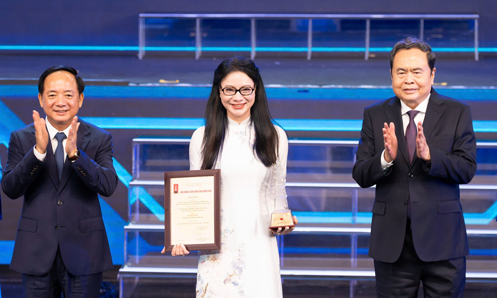Chủ tịch Quốc hội Trần Thanh Mẫn và Trưởng Ban Tuyên giáo và Dân vận Trung ương Trịnh Văn Quyết trao giải A cho tác giả, nhóm tác giả. Ảnh Báo Đại biểu Nhân dân.