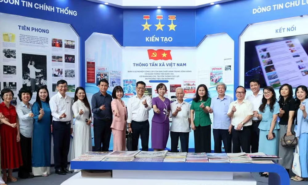 Các đại biểu tại không gian trưng bày Hội báo toàn quốc 2026.