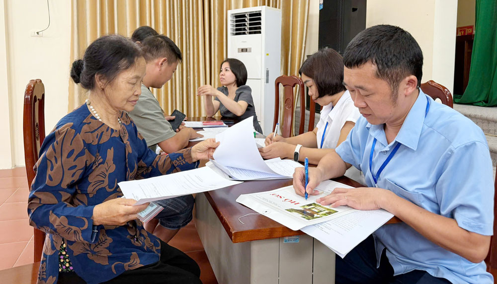 
Cán bộ phường Tân Tiến tiếp nhận hồ sơ, hướng dẫn người dân