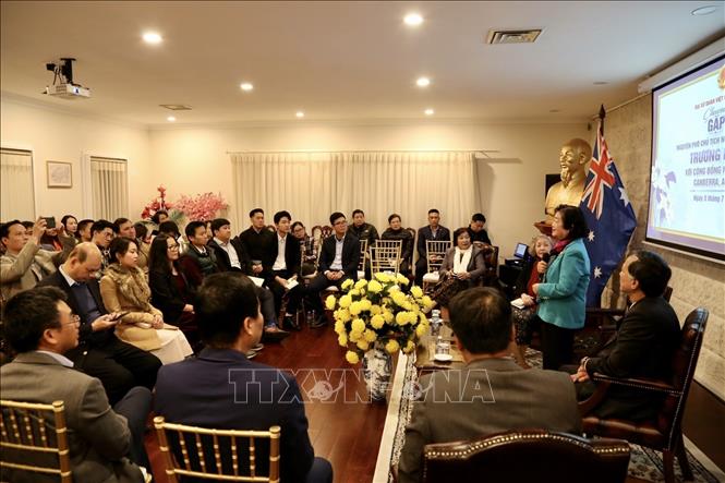 Nguyên Phó Chủ tịch nước Trương Mỹ Hoa gặp gỡ cán bộ Đại sứ quán và đại diện kiều bào. Ảnh: TTXVN phát