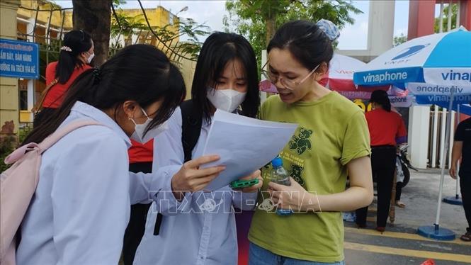 Các thí sinh thảo luận sau khi kết thúc môn thi tại điểm thi trường Trung học phổ thông Gia Lộc, huyện Gia Lộc, tỉnh Hải Dương. Ảnh: Mạnh Minh/TTXVN