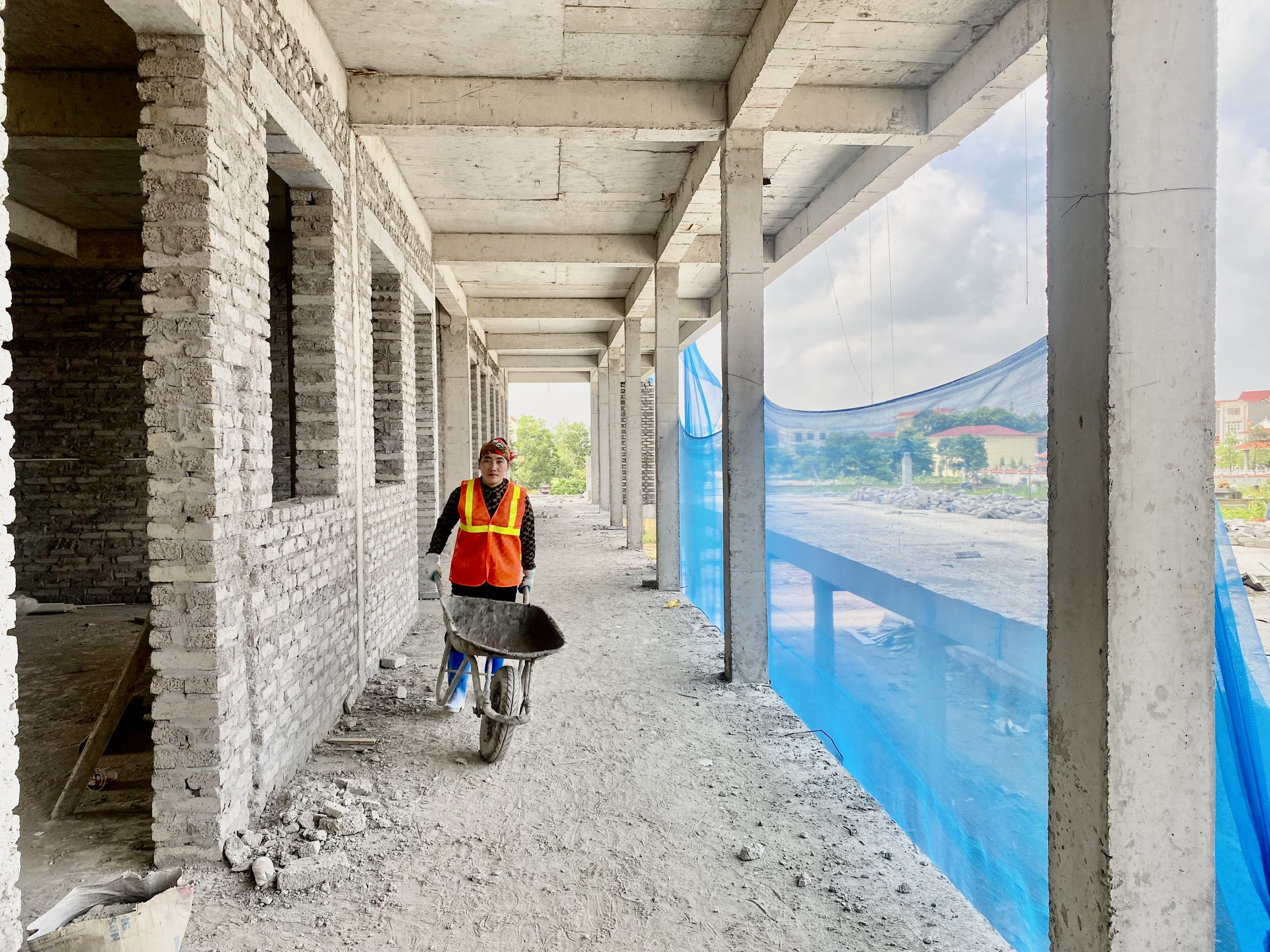 Công trình được lắp đặt lưới chống bụi và bảo đảm an toàn cho công nhân thi công