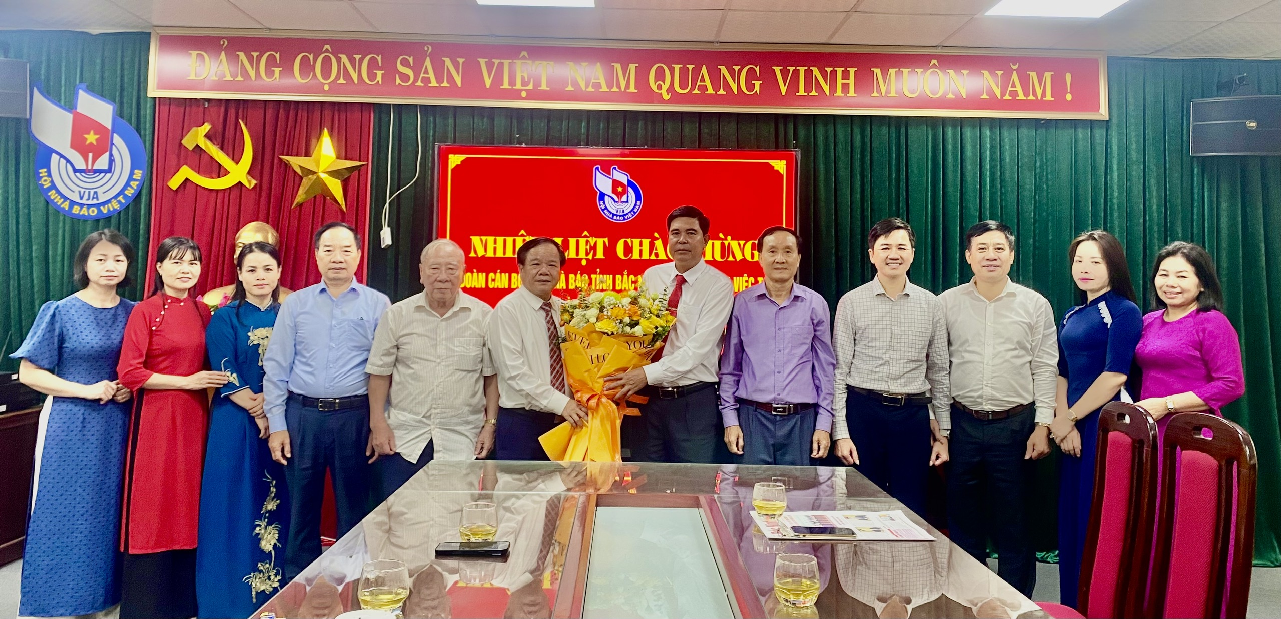 Lãnh đạo Hội Nhà báo tỉnh Bắc Giang (cũ) đón và tặng hoa chúc mừng Hội Nhà báo tỉnh Bắc Nĩnh (cũ) đến làm việc tại tỉnh Bắc Ninh (mới)