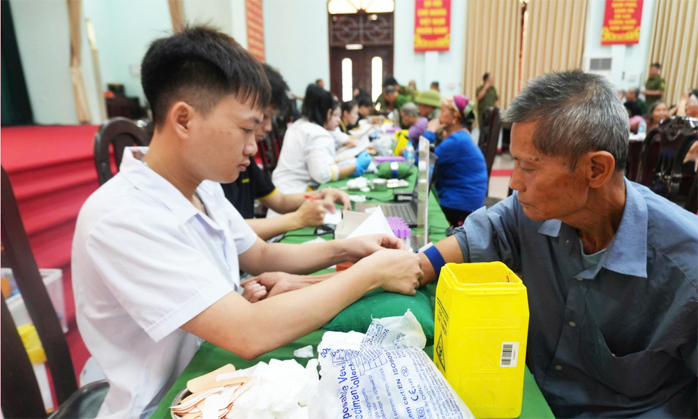 Cán bộ Công an tỉnh, Công ty cổ phần Genestory, Cục Cảnh sát quản lý hành chính về trật tự xã hội tổ chức lấy mẫu sinh phẩm ADN của thân nhân liệt sĩ xã Sơn Động. (Ảnh: Vi Thúy)