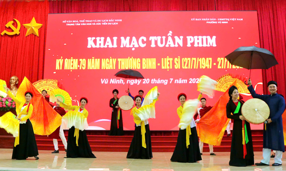 Biểu diễn văn nghệ chào mừng khai mạc Tuần phim kỷ niệm Ngày Thương binh - Liệt sĩ 27/7.