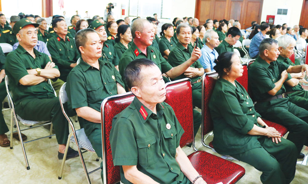 Các cựu chiến binh phường Vũ Ninh thưởng thức chương trình biểu diễn văn nghệ kỷ niệm Ngày Thương binh - Liệt sĩ 27/7.