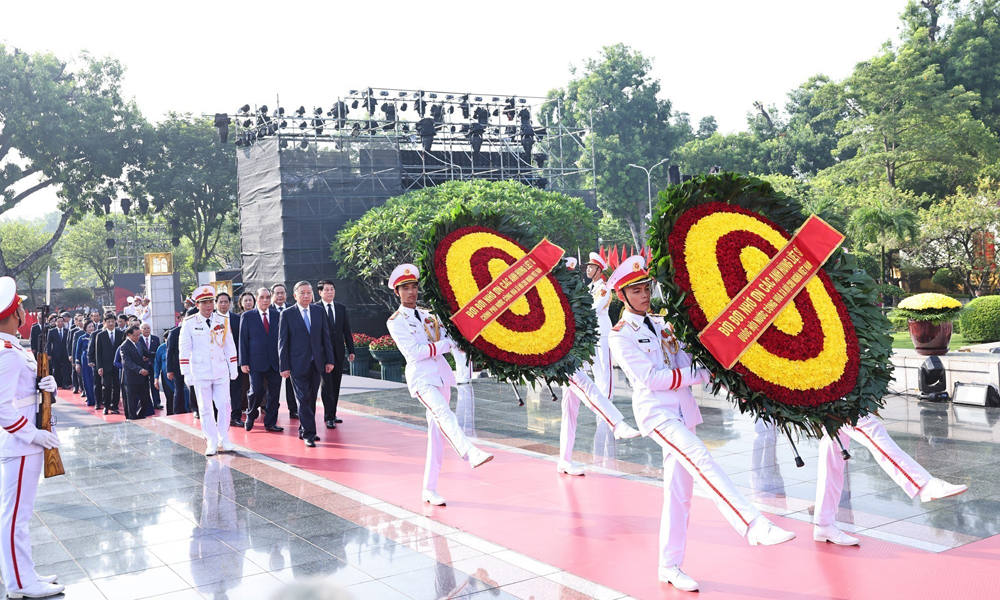 Đoàn lãnh đạo, nguyên lãnh đạo Đảng, Nhà nước đặt vòng hoa tại Đài tưởng niệm các Anh hùng liệt sĩ trên đường Bắc Sơn (Ba Đình, Hà Nội).