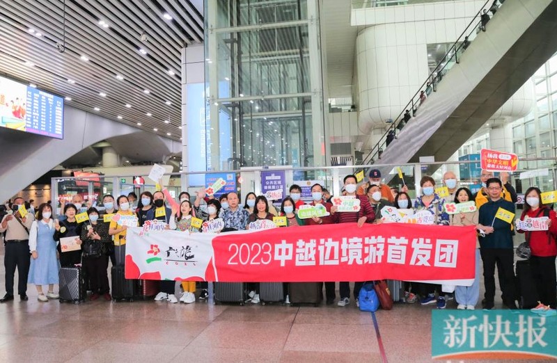 Đoàn du khách Trung Quốc đầu tiên khởi hành đến Việt Nam sau dịch Covid-19. (Ảnh: Xinkuaibao)
