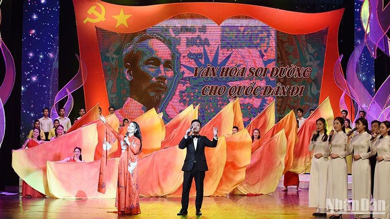 Chương trình nghệ thuật đặc biệt kỷ niệm 80 năm ra đời Đề cương về Văn hóa Việt Nam. (Ảnh: TRẦN HẢI)
