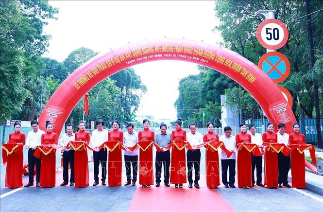 Thủ tướng Phạm Minh Chính và các đại biểu cắt băng thông xe đường nối Trần Quốc Hoàn - Cộng Hoà, quận Tân Bình. Ảnh: Dương Giang/TTXVN