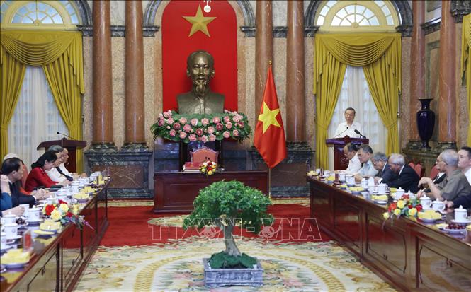 Tổng Bí thư, Chủ tịch nước Tô Lâm nói chuyện với các cán bộ từng phục vụ Chủ tịch Hồ Chí Minh tại Phủ Chủ tịch giai đoạn 1954 - 1969. Ảnh: Lâm Khánh/TTXVN