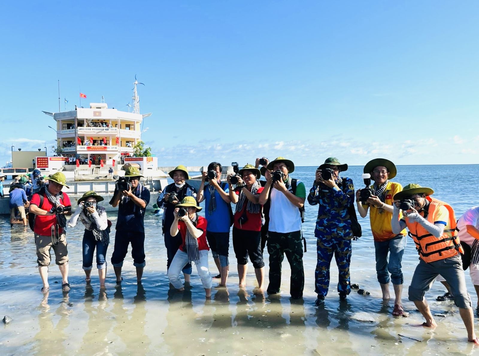 Các phóng viên tác nghiệp tại đảo Thuyền Chài B trên quần đảo Trường Sa.