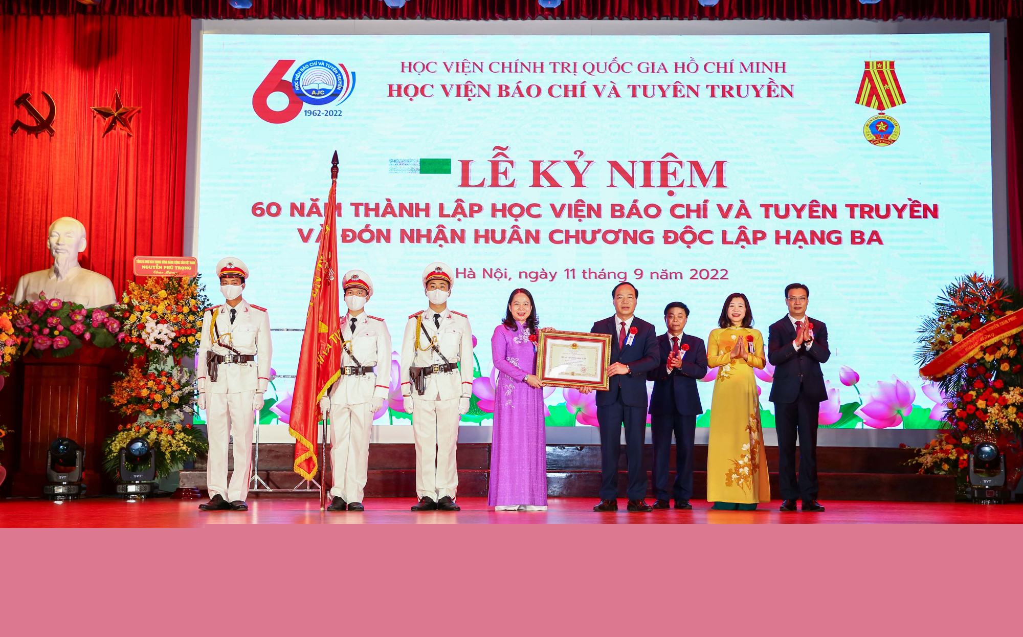 Thay mặt lãnh đạo Đảng và Nhà nước, đồng chí Võ Thị Ánh Xuân, Phó Chủ tịch nước, Phó Chủ tịch thứ nhất Hội đồng Thi đua-Khen thưởng Trung ương trao tặng Huân chương Độc lập hạng Ba cho Học viện Báo chí và Tuyên truyền.