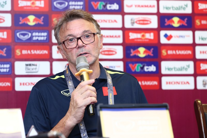 Huấn luyện viên Philippe Troussier trả lời họp báo sau trận đấu tối 6/9. (Ảnh: VFF)