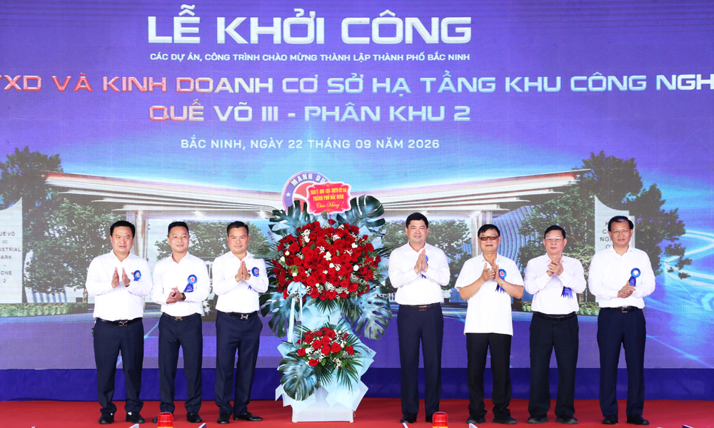 Bí thư Thành ủy Nguyễn Hồng Thái và các đồng chí lãnh đạo tỉnh, nguyên lãnh đạo tỉnh tặng hoa chúc mừng chủ đầu tư.