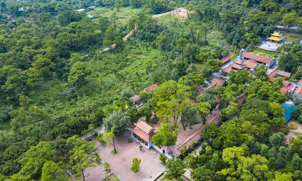 Di tích Côn Sơn – Kiếp Bạc quy tụ nhiều công trình kiến trúc cổ như đền đài, chùa, tháp, nằm giữa khung cảnh núi non hùng vĩ. Mỗi địa danh đều lưu giữ giá trị văn hóa – lịch sử hàng trăm năm của dân tộc.