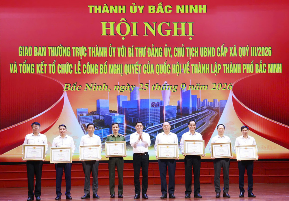 
Bí thư Thành ủy Nguyễn Hồng Thái trao Bằng khen của Chủ tịch UBND thành phố cho các tập thể.