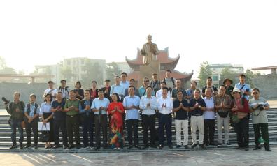 Các đại biểu cùng văn nghệ sĩ lưu niệm tại Khu đền thờ Bác Hồ - Công viên Văn Miếu Bắc Ninh.