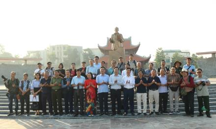 Các đại biểu cùng văn nghệ sĩ lưu niệm tại Khu đền thờ Bác Hồ - Công viên Văn Miếu Bắc Ninh.
